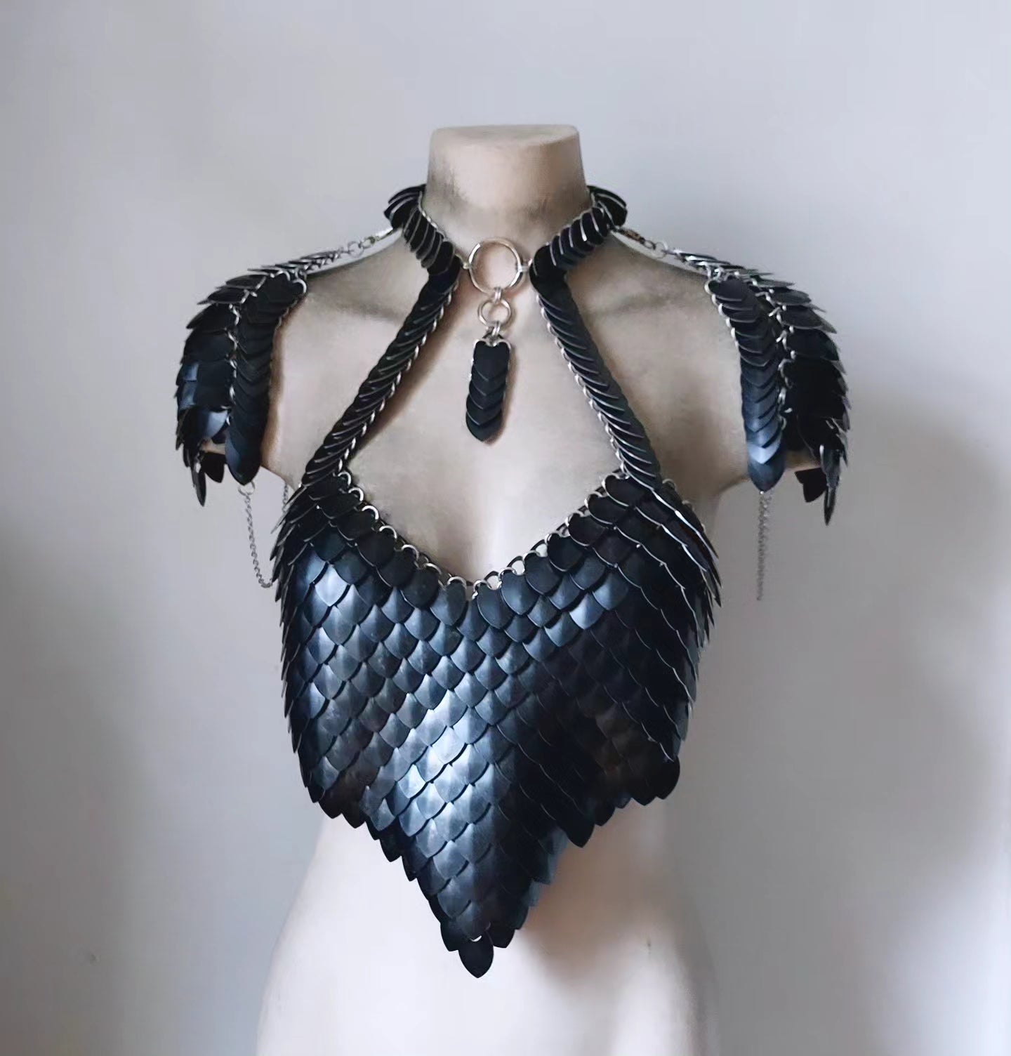 Queen Scalemail Halter Armour with Pauldrons