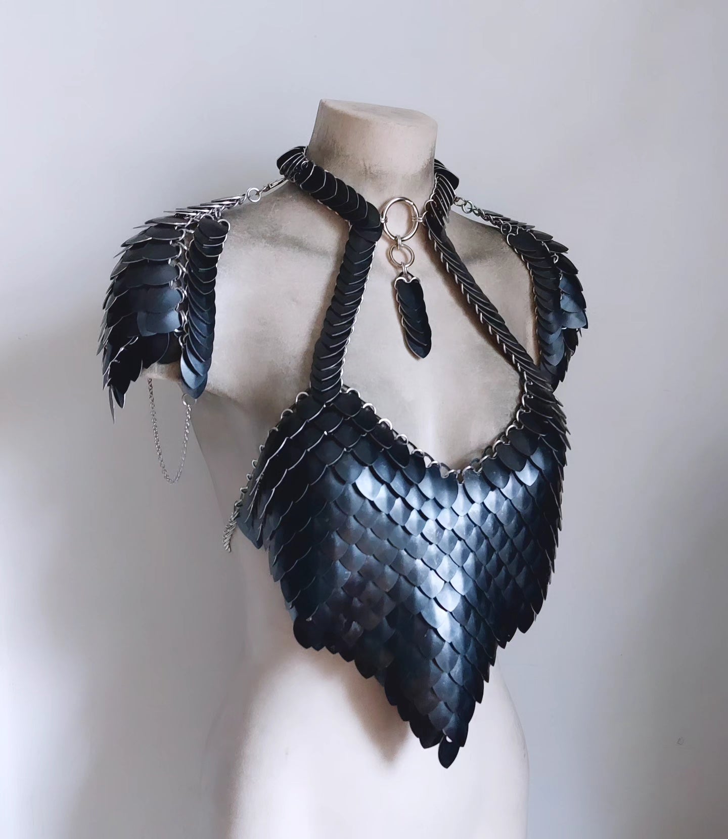 Queen Scalemail Halter Armour with Pauldrons