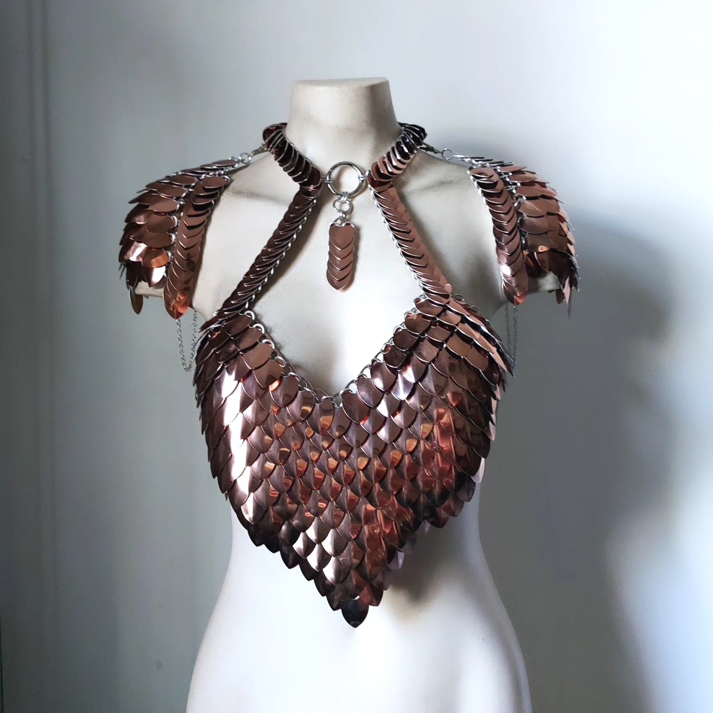Queen Scalemail Halter Armour with Pauldrons