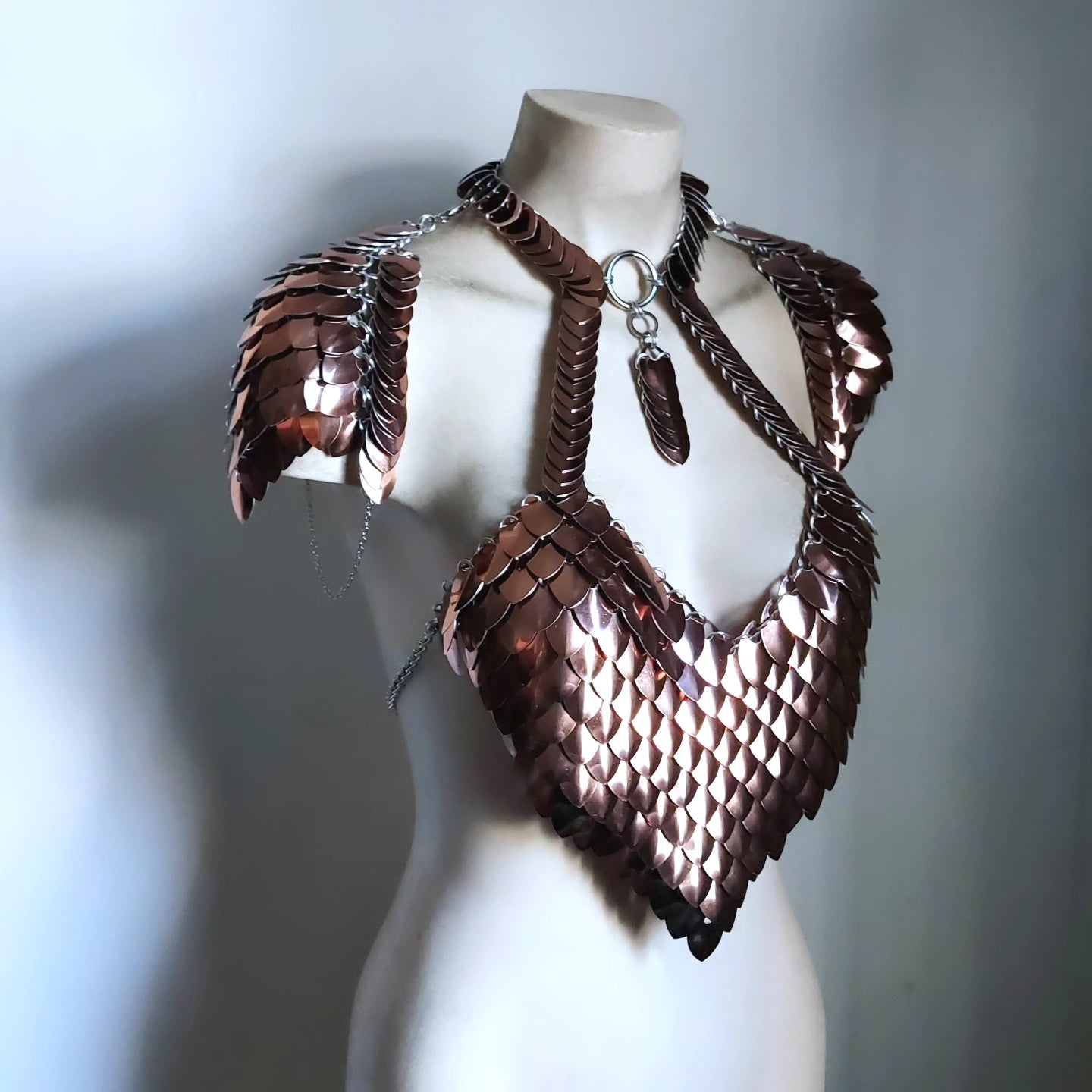 Queen Scalemail Halter Armour with Pauldrons